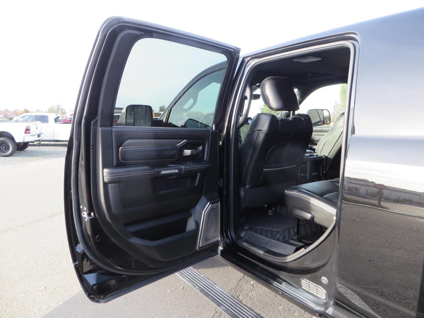 2020 BLACK /BLACK RAM 3500 Limited Mega Cab (3C63R3PLXLG) with an 6.7L I6 HO Turbo Diesel engine, Aisin 6-speed Automatic Transmission transmission, located at 2630 Grass Valley Highway, Auburn, CA, 95603, (530) 508-5100, 38.937893, -121.095482 - Photo#44